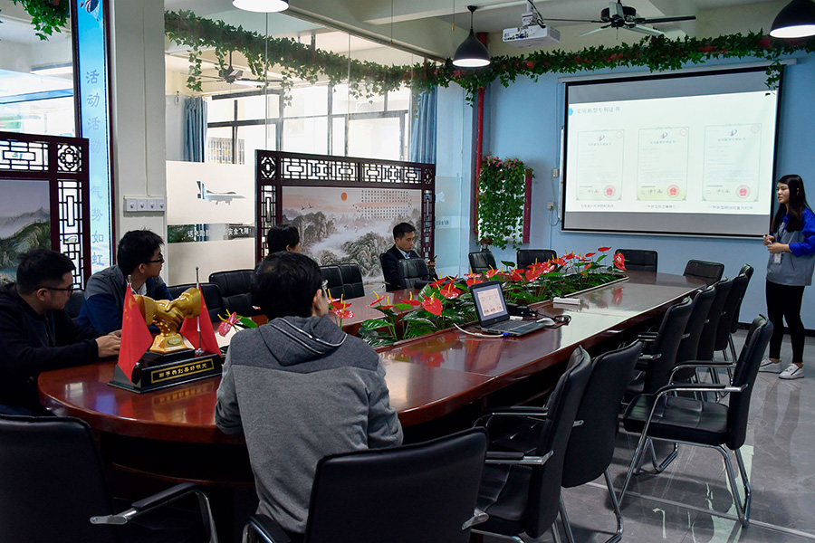 恒大地產(chǎn)領(lǐng)導(dǎo)考察送飛實業(yè)集團的留影紀念圖